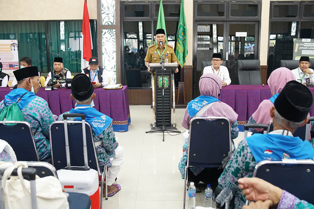 SebanyakK 357 jamaah calon haji (JCH) Embarkasi Palembang asal OKU Timur berangkat dari Palembang menuju Madinah, Senin, 29 Mei 2023 kemarin. Tiga jamaah terpaksa ditunda berangkat karena sakit, yaitu Mursidah (91), Sumiatun (92), dan Dul Rahman (68).