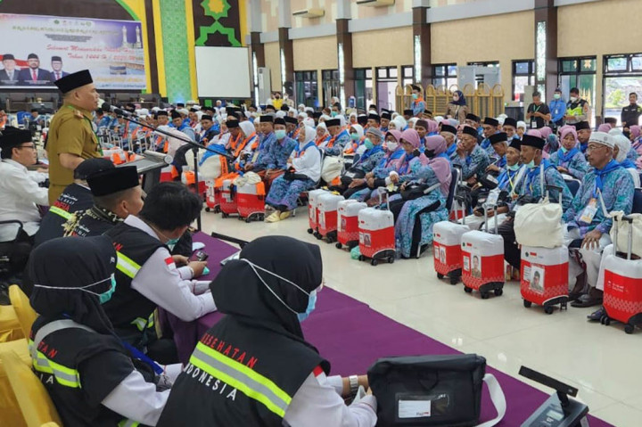 Kepala Bidang Penyelenggaraan Haji dan Umrah Armet Dachil menjelaskan, hingga hari ini total jemaah yang sudah diberangkatkan melalui Embarkasi Palembang berjumlah 1.075 jamaah, termasuk 15 petugas.