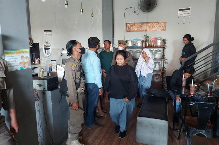 Mereka asyik nongkrong di kafe tersebut saat jam pelajaran sekolah berlangsung. Tidak hanya siswa SMK dan SMK, di antara mereka ada yang siswa SMP.
