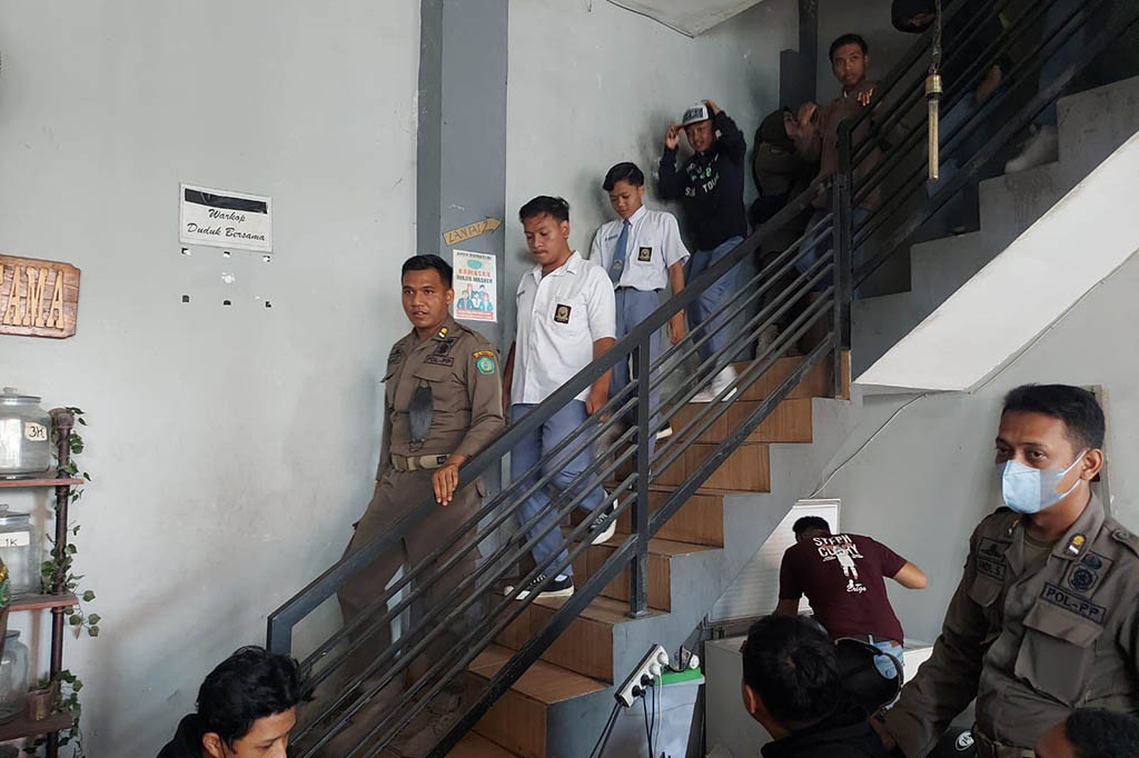 Puluhan siswa di Kabupaten Sidoarjo yang bolos sekolah terjaring razia Satpol PP di sebuah kafe kawasan Magersari, Selasa, 30 Mei 2023.