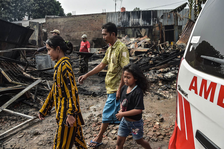 Satu warga yang diperkirakan berusia 60 tahun tewas akibat terkena kobaran api yang menghanguskan 25 lapak pemulung semi permanen.