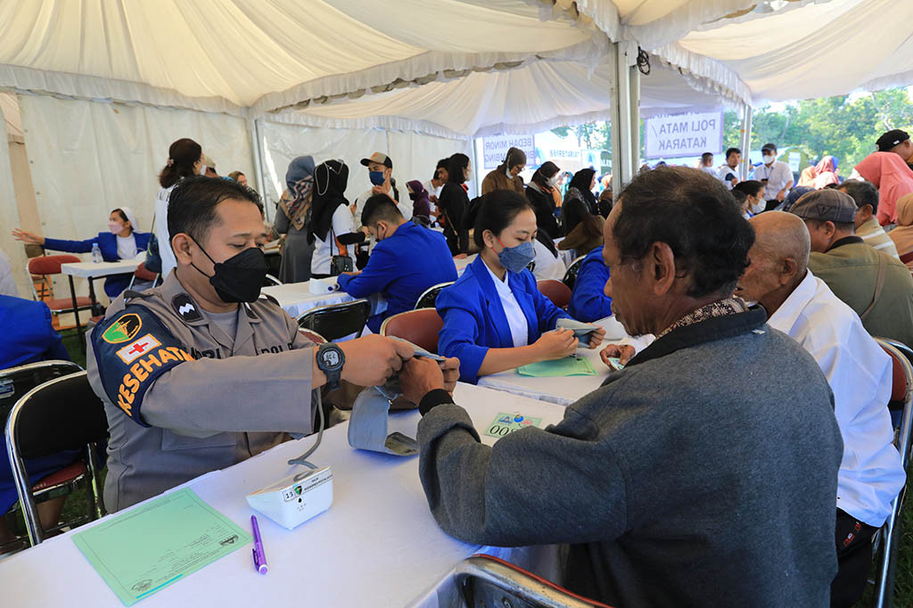 Ribuan masyarakat mengikuti pengobatan gratis pada bakti sosial kesehatan yang diselenggarakan Perwakilan Umat Buddha Indonesia (Walubi) dalam rangkaian perayaan Tri Suci Waisak 2567 BE/2023.