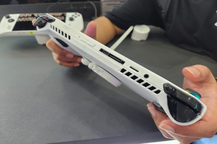 Tata letak tombol juga merupakan salah satu keuntungan yang membuatnya familier. Satu tombol tambahan terdapat di bawah bodinya, berguna sebagai tombol makro, yang berarti bisa menyimpan beberapa fungsi cepat. Ini sangat membantu karena ketiadaan dua perangkat PC pada umumnya yang telah disebutkan tadi.