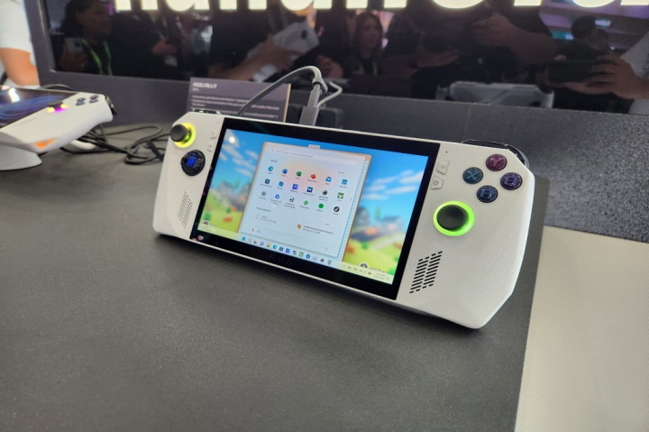 ROG Ally sendiri mempunyai bobot hanya mencapai 608g. Materialnya juga tidak licin, berkat segitiga yang ada pada bagian belakang body, mampu meningkatkan kenyamanan bermain. 