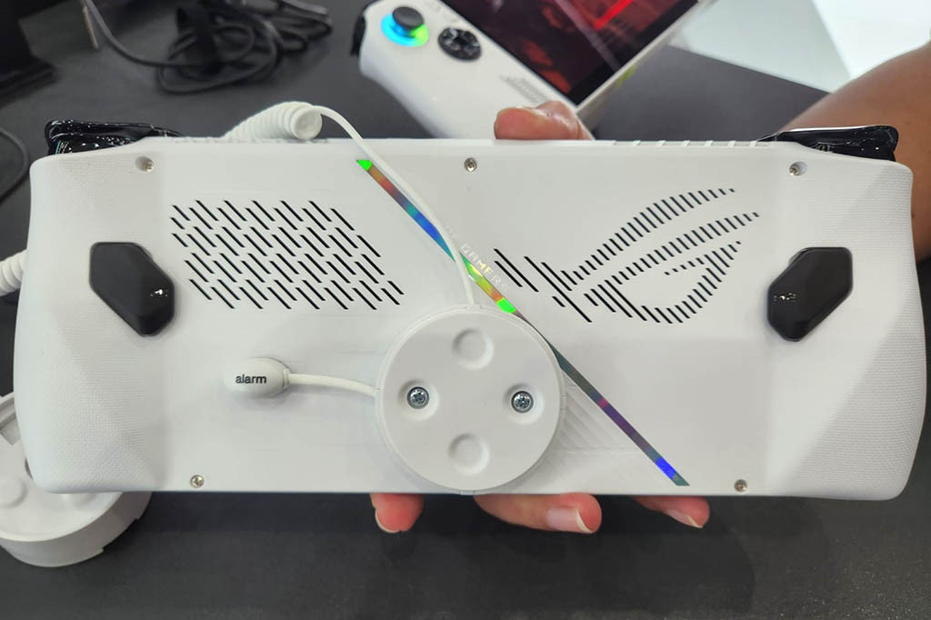 Dalam ajang Computex 2023 yang berlangsung tanggal 30 Mei hingga 2 Juni 2023, Asus memamerkan jajaran produk terbarunya. Salah satu yang menarik perhatian adalah ROG Ally.