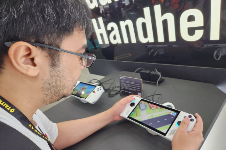 Medcom.id pun berkesempatan menjajal langsung. ROG Ally menjadi salah satu gaming handheld dengan performa terkuat dibanding konsol handheld yang lain. Ia sudah ditenagai Windows 11 dan prosesor AMD Ryzen Z1.