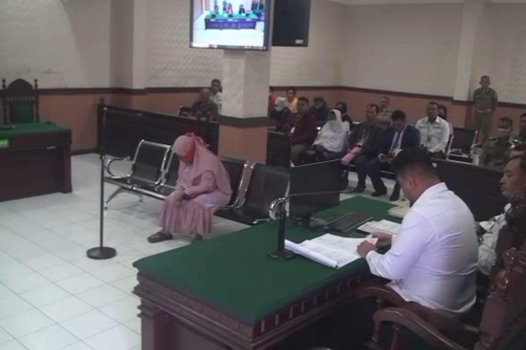 Terdakwa membenarkan tuntutan yang dibacakan oleh penuntut dari Satpol PP. Kemudian hakim memanggil dua saksi yaitu Nur Mas'ud sebagai pelapor, dan Suparno sebagai Ketua RT. Setelah mendengar keterangan dari dua saksi kemudian Hakim RA Didi Ismiatun memanggil terdakwa kembali ke kursi pesakitan untuk mendengar bacakan putusan.