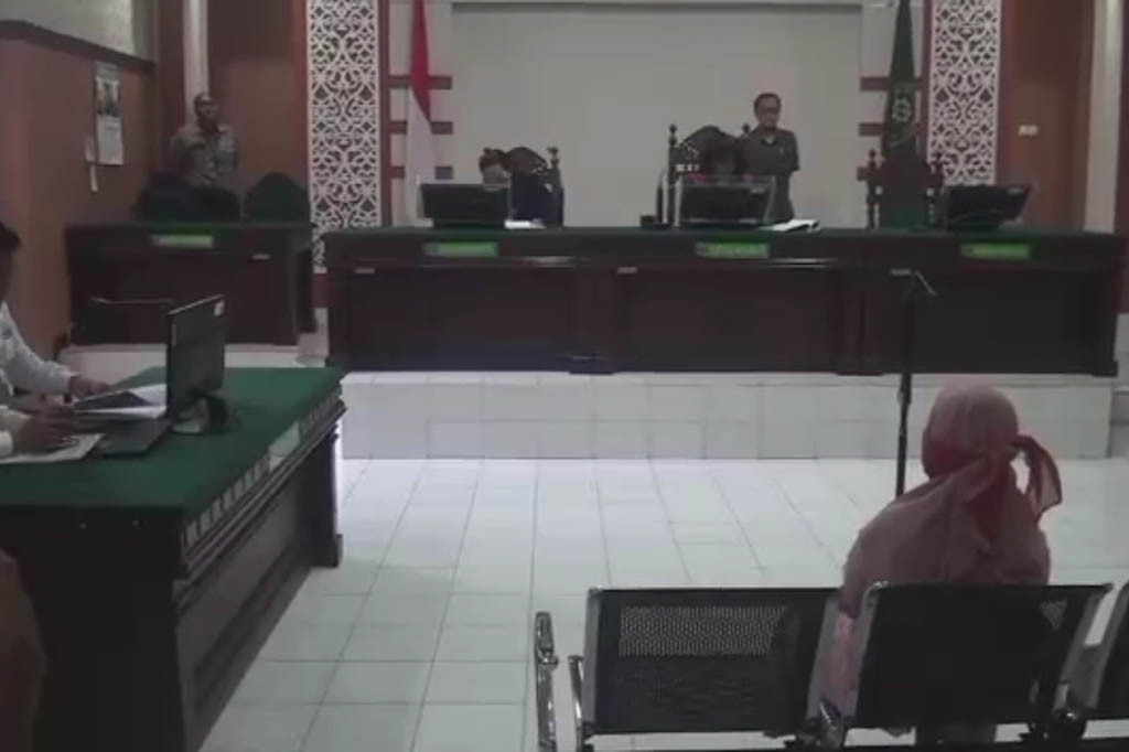 Masriah si pelaku teror pembuangan kotoran ke rumah tetangga divonis satu bulan penjara dalam sidang tipiring di Pengadilan Negeri Sidoarjo, Rabu, 31 Mei 2023.