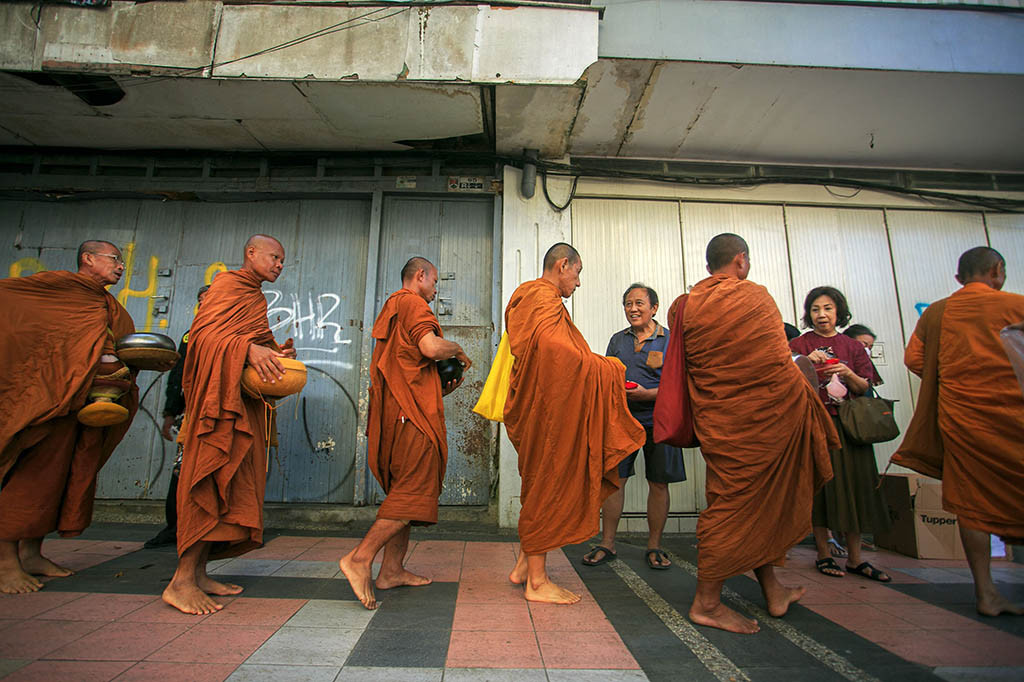 Pada kegiatan pindapata ini, para biksu berkeliling membawa mangkok atau bejana untuk menerima sedekah dari umat.