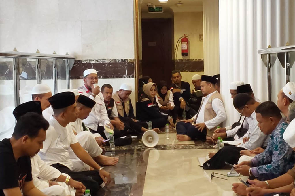 Jemaah calon haji kloter 12 Btj asal Aceh sedang menyelesaikan salat arbain di Masjid Nabawi, Madinah. Salat arbain adalah salat sunat 40 kali berturut-turut tidak terputus di Masjid Nabawi.