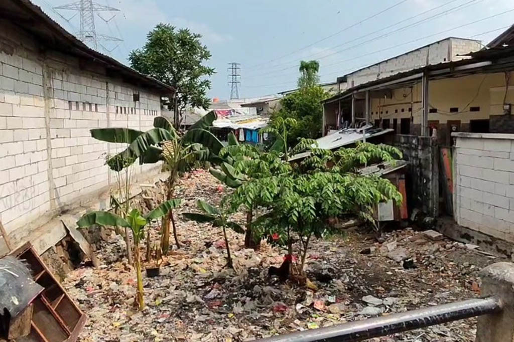 Proyek terhenti lantaran area pemakaman yang masuk dalam jalur kali sodetan belum di lakukan pembebasan oleh pemerintah. Warga berharap kali sodetan ini di jadikan ruang terbuka hijau, agar tidak menjadi sumber penyakit, karena telah menimbulkan bau tidak sedap.