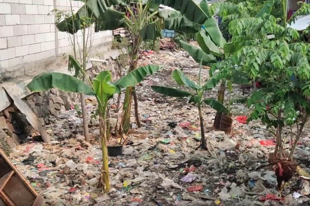 Proyek kali sodetan untuk mengatasi banjir di wilayah kampung sumur, klender, Duren Sawit, Jakarta Timur, mangkrak hingga belasan tahun, bahkan kali yang telah jadi dengan kedalaman hampir 7 meter ini, kini di tumpuki dengan sampah.