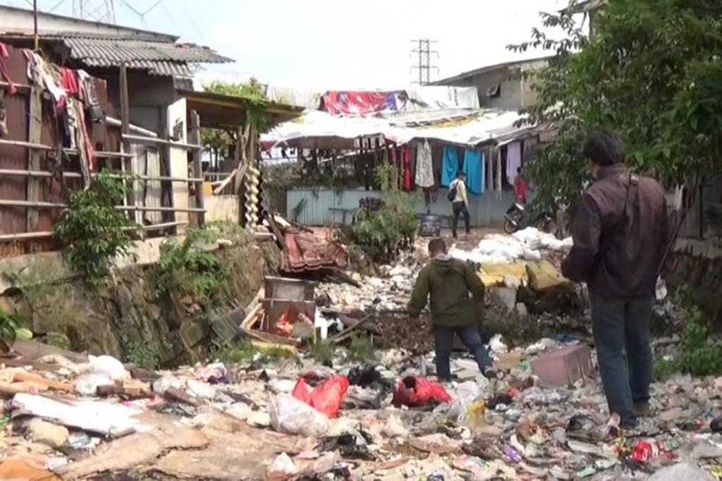 Inilah tumpukan sampah yang berada di pemukiman warga RT 02 RW 17 kampung sumur, klender, Jakarta Timur, ternyata tumpukan sampah tersebut berada di sepanjang proyek kali sodetan yang pembangunannya telah mangkrak.