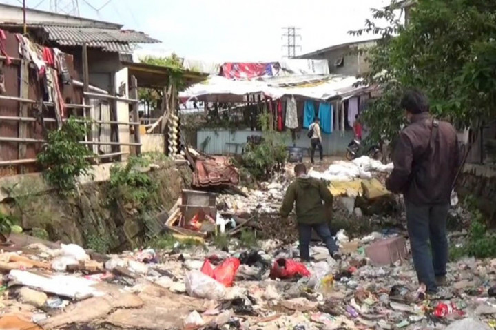 Inilah tumpukan sampah yang berada di pemukiman warga RT 02 RW 17 kampung sumur, klender, Jakarta Timur, ternyata tumpukan sampah tersebut berada di sepanjang proyek kali sodetan yang pembangunannya telah mangkrak.