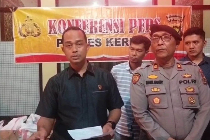 Penggerebekan gudang miras ini berawal dari adanya informasi masyarakat yang mencurigai adanya peredaran miras ilegal di wilayah mereka. Seluruh barang bukti miras dibawa ke Mapolres Kerinci untuk diamankan dan diproses lebih lanjut. 