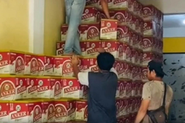 Polisi menemukan ribuan botol minuman keras berbagai merek terbungkus kardus yang masih tersegel dan dimasukkan dalam karung yang disimpan di kamar lantai dua ruko.