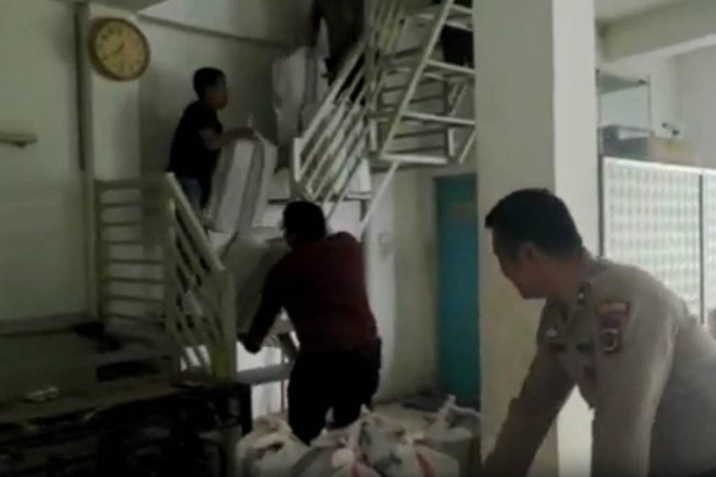 Gudang miras illegal yang berlokasi di Desa Pelayang Raya Kota Sungai Penuh Provinsi Jambi di grebek Jajaran Polres Kerinci. Dalam penggerebekan itu, Polisi mengamankan ribuan miras dari berbagai merek dan diangkut ke polres Kerinci untuk proses penyelidikan.