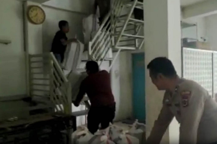 Gudang miras illegal yang berlokasi di Desa Pelayang Raya Kota Sungai Penuh Provinsi Jambi di grebek Jajaran Polres Kerinci. Dalam penggerebekan itu, Polisi mengamankan ribuan miras dari berbagai merek dan diangkut ke polres Kerinci untuk proses penyelidikan.