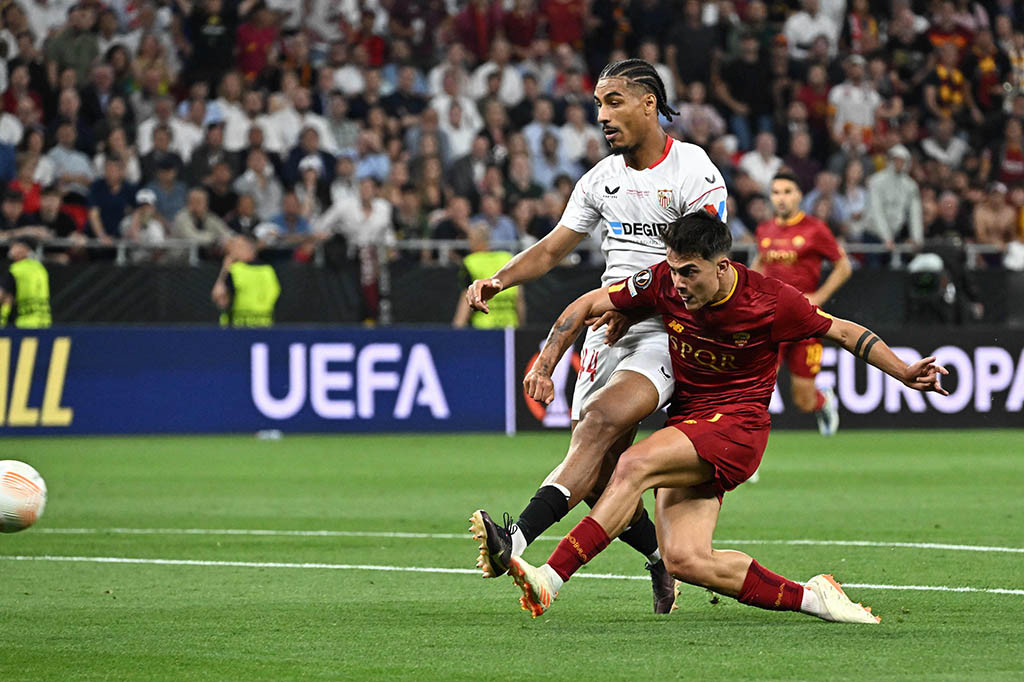 Sevilla dipastikan menjadi juara Liga Europa 2022/23 setelah menang adu penalti 4-1 atas AS Roma yang digelar di Puskas Arena, Budapest pada Kamis, 1 Juni 2023 dini hari WIB. Kedua tim bermain imbang 1-1 selama waktu normal.