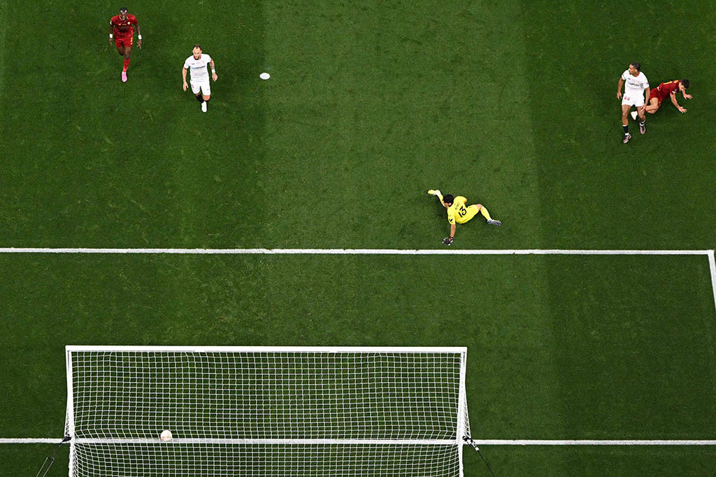 Roma berhasil menjebol gawang Bounou pada menit ke-34. Bryan Cristante memenangi duel di tengah, bola dikontrol Gianluca Mancini yang kemudian mengirimkan umpan ke Paulo Dybala. Penyerang Argentina itu lalu melepaskan tembakan mendatar ke pojok kanan bawah. Skor menjadi 1-0.