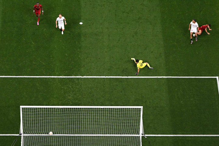 Roma berhasil menjebol gawang Bounou pada menit ke-34. Bryan Cristante memenangi duel di tengah, bola dikontrol Gianluca Mancini yang kemudian mengirimkan umpan ke Paulo Dybala. Penyerang Argentina itu lalu melepaskan tembakan mendatar ke pojok kanan bawah. Skor menjadi 1-0.