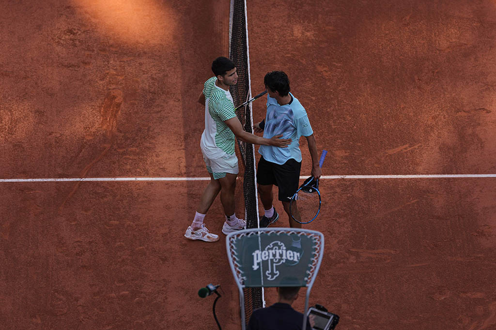 Sementara itu, Shapovalov, yang akan berjumpa Alcaraz pada babak ketiga, mengaku bahwa dia memandang Alcaraz sebagai sosok yang sangat rendah hati.