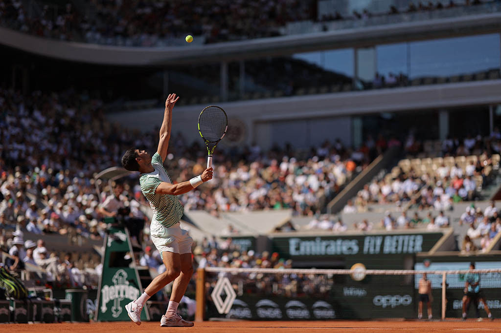 Petenis nomor satu dunia Carlos Alcaraz mengatasi kesalahan pada set kedua untuk menyingkirkan petenis Jepang Taro Daniel 6-1, 3-6, 6-1, 6-2, Rabu, 31 Mei 2023 dan mengatur pertemuan dengan unggulan ke-26 asal Kanada Denis Shapovalov.
