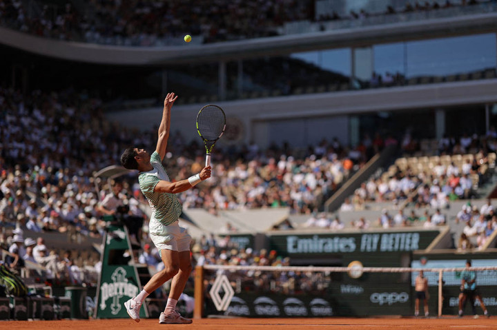 Petenis nomor satu dunia Carlos Alcaraz mengatasi kesalahan pada set kedua untuk menyingkirkan petenis Jepang Taro Daniel 6-1, 3-6, 6-1, 6-2, Rabu, 31 Mei 2023 dan mengatur pertemuan dengan unggulan ke-26 asal Kanada Denis Shapovalov.