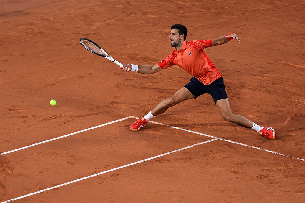 Djokovic, yang mengejar rekor gelar tunggal putra Grand Slam ke-23 di Roland Garros, harus bekerja keras melewati set pertama melawan petenis Hungaria Marton Fucsovics sebelum menang 7-6 (7/2), 6-0, 6-3.