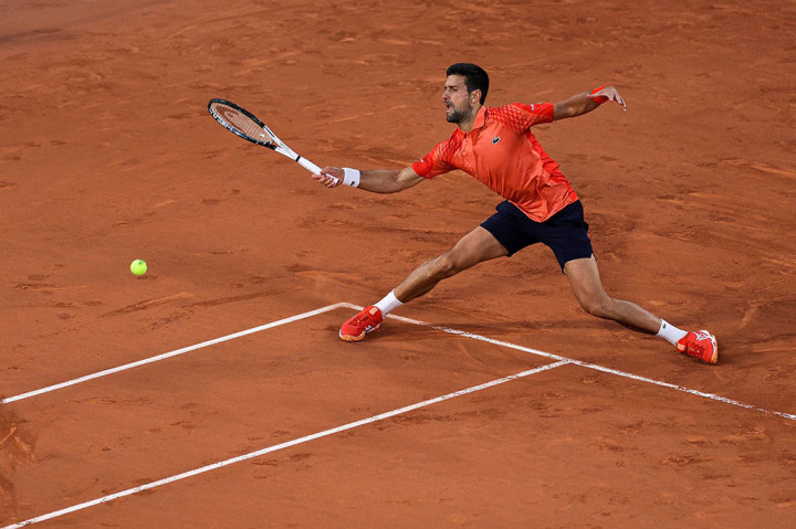 Djokovic, yang mengejar rekor gelar tunggal putra Grand Slam ke-23 di Roland Garros, harus bekerja keras melewati set pertama melawan petenis Hungaria Marton Fucsovics sebelum menang 7-6 (7/2), 6-0, 6-3.