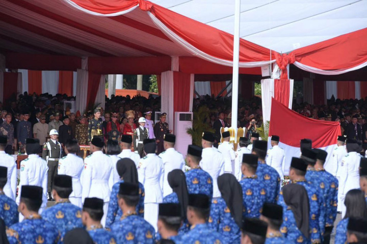 Presiden yang bertindak sebagai Inspektur Upacara terlihat mengenakan pakaian adat Kesultanan Deli berwarna hitam dan nuansa emas dilengkapi dengan keris dan penutup kepala.