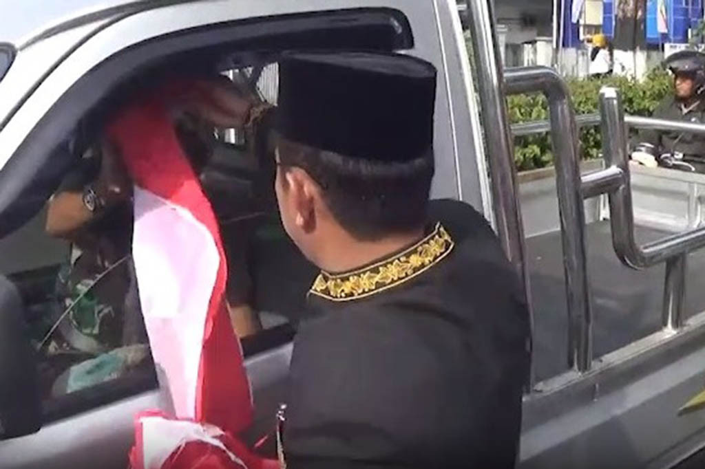 Dalam Rangka memperingati Hari Lahir Pancasila, Kamis, 1 Juni 2023, Pemkot Balikpapan membagi-bagikan sebanyak 1000 bendera pada pengguna jalan.