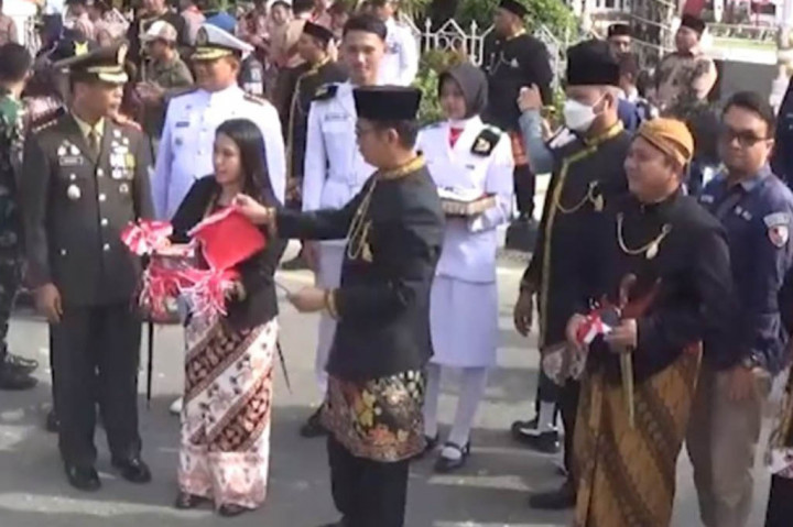 Pembagian bendera terebut dipimpin langsung oleh Wali Kota Balikpapan Rahmad Mas'ud.