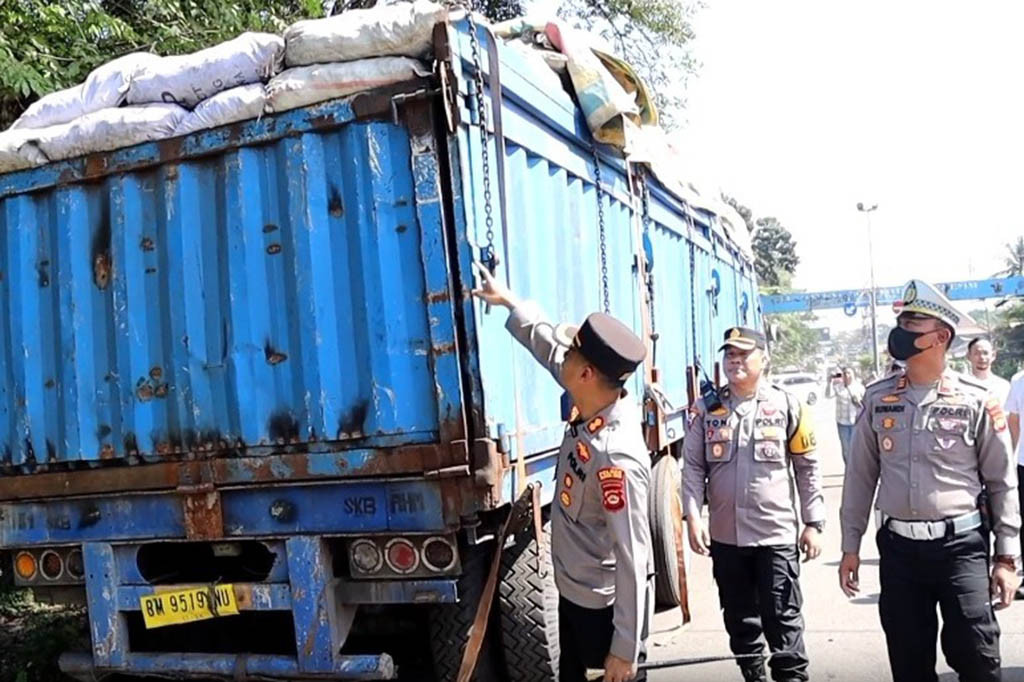 Tidak butuh waktu lama Tim Gabungan Satuan Unit Reserse Kriminal dan Satuan Unit Lalu Lintas Polres Muara Enim. Menangkap sopir dan lima Truk dan satu Trailer kerena mengangkut Batu Bara ilegal