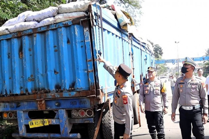 Tidak butuh waktu lama Tim Gabungan Satuan Unit Reserse Kriminal dan Satuan Unit Lalu Lintas Polres Muara Enim. Menangkap sopir dan lima Truk dan satu Trailer kerena mengangkut Batu Bara ilegal