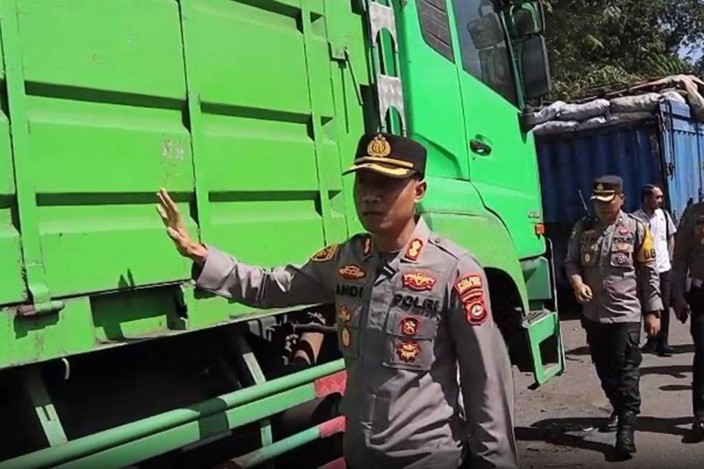 Polres Kabupaten Muara Enim Sumatera Selatan, menindak lanjut atas viralnya ratusan angkutan truk membawa Batu Bara ilegal yang melintasi Jalan Lintas Tengah Kecamatan Lawang Kidul dan Kecamatan Tanjung Agung, menangkap Lima Truk dan satu Trailer membawa ratusan ton Batu Bara ilegal.