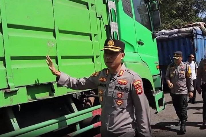 Polres Kabupaten Muara Enim Sumatera Selatan, menindak lanjut atas viralnya ratusan angkutan truk membawa Batu Bara ilegal yang melintasi Jalan Lintas Tengah Kecamatan Lawang Kidul dan Kecamatan Tanjung Agung, menangkap Lima Truk dan satu Trailer membawa ratusan ton Batu Bara ilegal.
