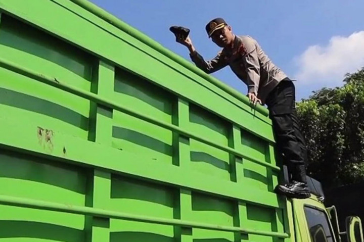 Aksi sopir semakin nekat dan berani terbukti kembali tertangkap membawa Batu Bara ilegal dari Pertambangan Tanpa Izin (PETI) dari wilayah Kecamatan Lawang Kidul dan Kecamatan Tanjung Agung, Kabupaten Muenim, Enim, dengan menggunakan truk trailer roda 22 yang dikemudikan oleh Guntur.