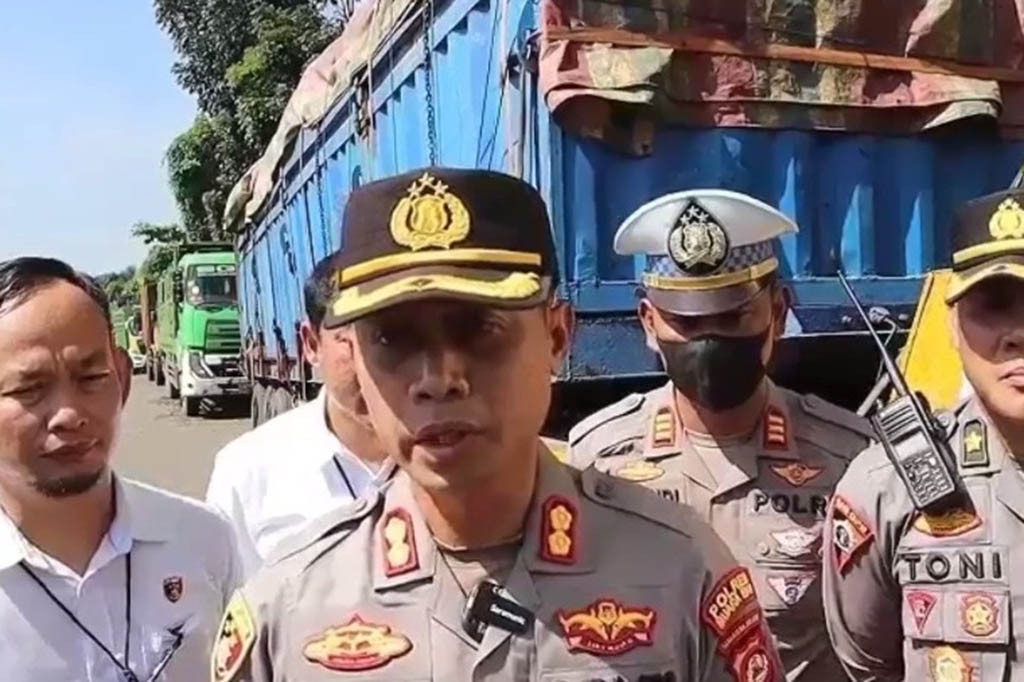 Atas perbuatan ketiga tersangka, pihaknya akan menjeratnya dengan pasal 161 Undang Undang No 3 Tahun 2020 Tentang Perubahan Atas Undang Undang No 4 Tahun 2009 Tentang Pertambangan Mineral dan Batubara. Untuk ancaman pidananya adalah lima tahun penjara.