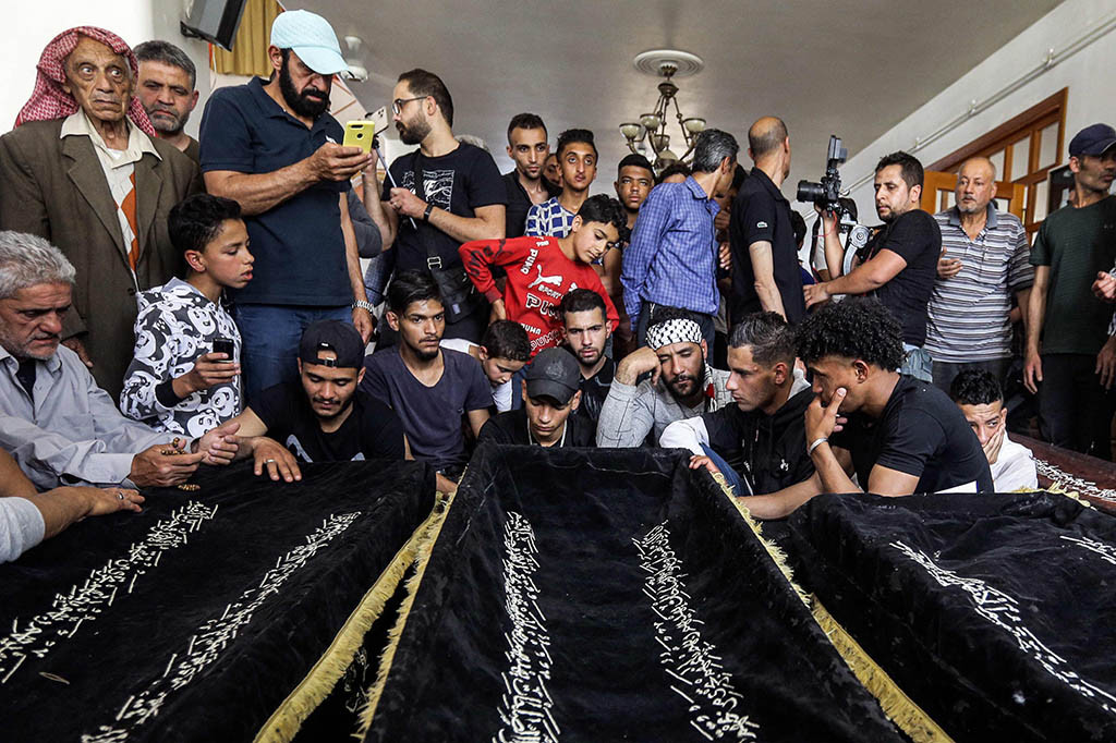Seorang juru bicara Front Populer untuk Pembebasan Palestina - Komando Umum (PFLP-GC) malah menuduh Israel melakukan serangan semalam di pangkalan di Qusaya, dekat perbatasan Suriah. Israel membantah terlibat.