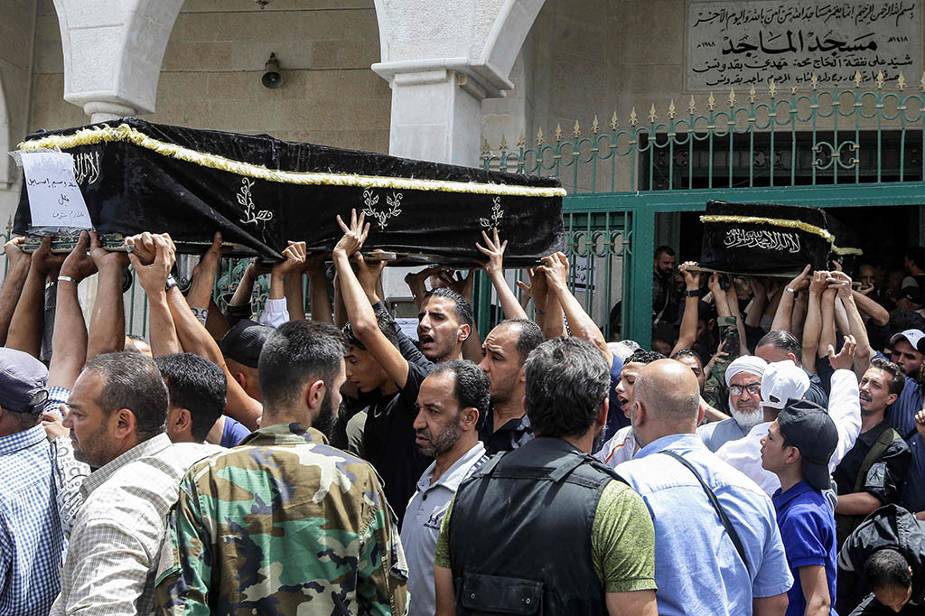 Kelompok yang berbasis di Damaskus memiliki hubungan dekat dengan pemerintah Suriah dan sekutu utamanya di Lebanon, Hizbullah, dan memiliki basis di Lembah Bekaa timur Lebanon serta di Al-Naameh, tepat di selatan Beirut.