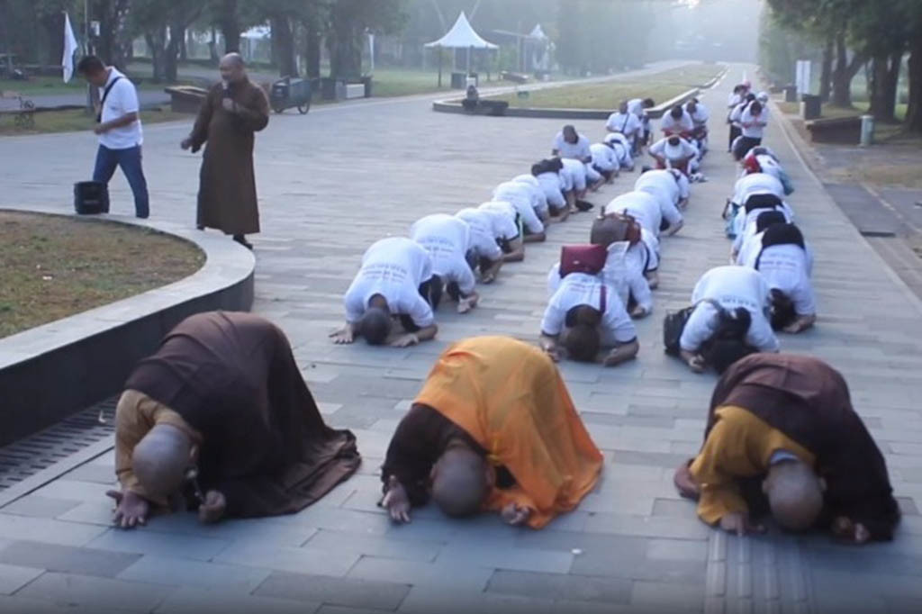 Rombongan biksu thudong pada kamis, 1 Juni 2023 sore tiba di komplek candi agung borobudur, kabupaten magelang jawa tengah. Mereka melakukan puja bakti, meditasi dan pradaksina mengelilingi stupa induk candi borobudur.