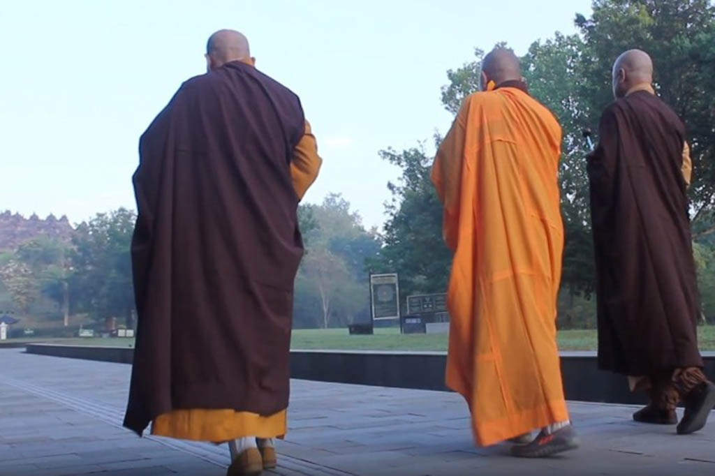 Rombongan 33 biksu dan 2 umat yang menjalani ritual thudong atau perjalanan jauh dari thailand tiba di candi agung borobudur dan menjalani puja bakti dengan membaca paritta paritta suci menghadap ke stupa induk candi borobudur.