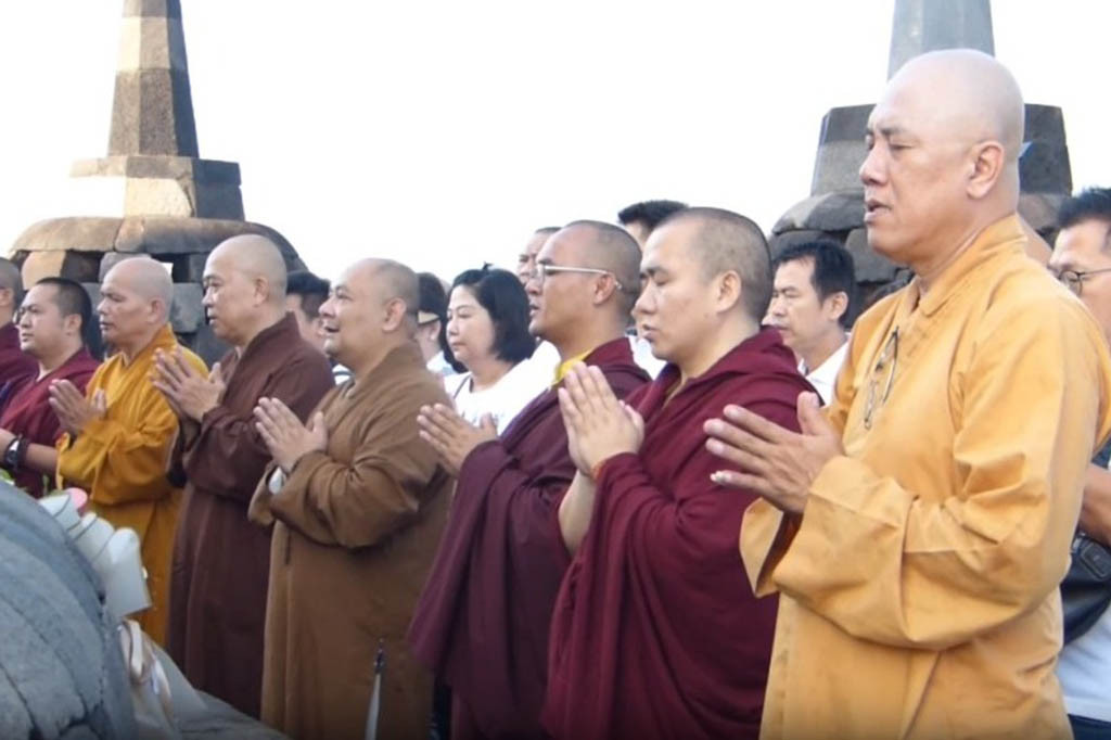 Para biksu dutanga tersebut kemudian menjalani meditasi sebelum mengakhiri prosesi dengan pradaksina mengelilingi stupa induk candi borobudur sebanyak 3 kali searah jarum jam dengan tangan bersikap anjali membawa bunga sedap malam.