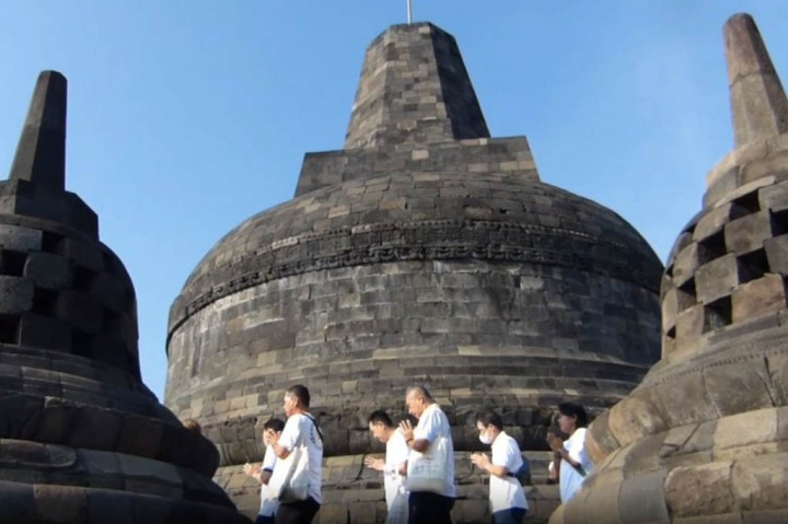 Meski demikian, mereka akan menuntaskan perjalanan ke candi prambanan terlebih dahulu sebelum mengikuti prosesi pengambilan air berkah dari umbul jumprit, kabupaten temanggung.