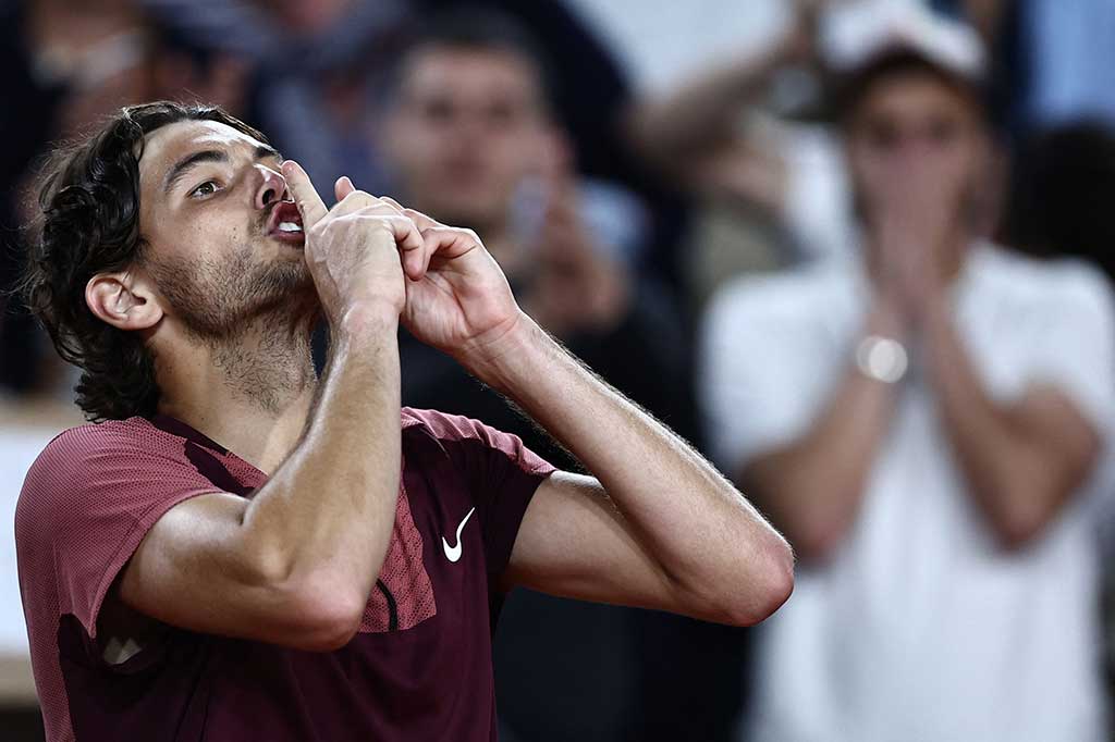 Dia merayakannya dengan meletakkan jari di bibirnya saat sebagian besar penonton mencemoohnya.