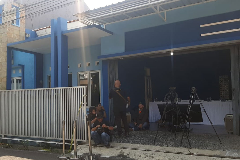 Tim gabungan Direktorat Tindak Pidana (Dirtipid) Narkoba Bareskrim Mabes Polri dan Polda Jawa Tengah menggerebek pabrik obat terlarang diduga ekstasi di kawasan Palebon, Semarang, Jawa Tengah Kamis, 1 Juni 2023. Dua orang yang mengontrak rumah serta barang bukti puluhan ribu pil dan bahan pembuat diduga ekstasi diamankan. 