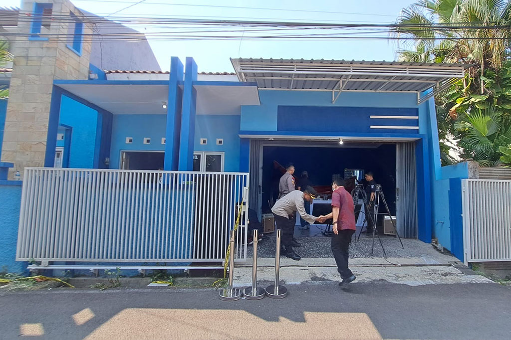 Nampak rumah berwarna biru dengan pagar besi berwarna putih tersebut pada Jumat, 2 Juni 2023 dipenuhi oleh petugas yang berjaga. Tidak ketinggalan awak media pun telah menunggu perkembangan berita tentang penggerebekan tersebut.