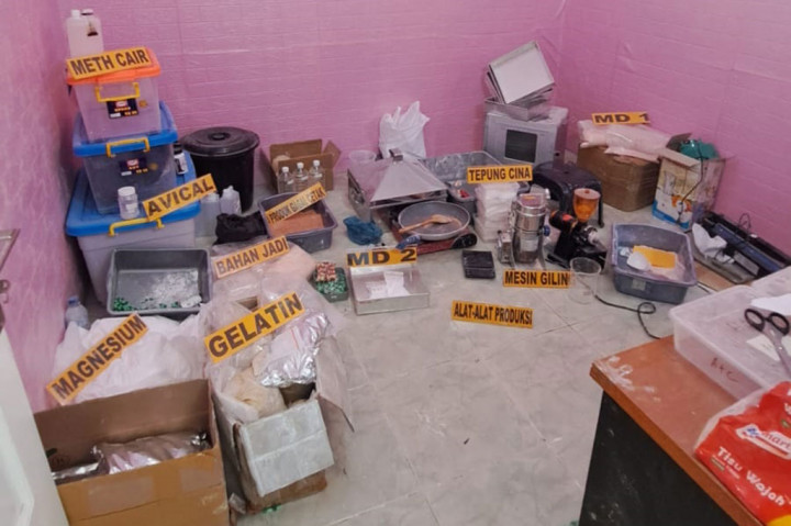 Sementara di dalam kamar berwarna pink terlihat beberapa bahan pembuat pil ekstasi dan mesin giling.