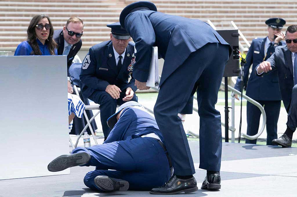  Presiden Joe Biden tersandung dan jatuh di sebuah acara di Colorado, Kamis, 1 Juni 2023 waktu setempat. Biden dinyatakan baik-baik saja setelah insiden tersebut.